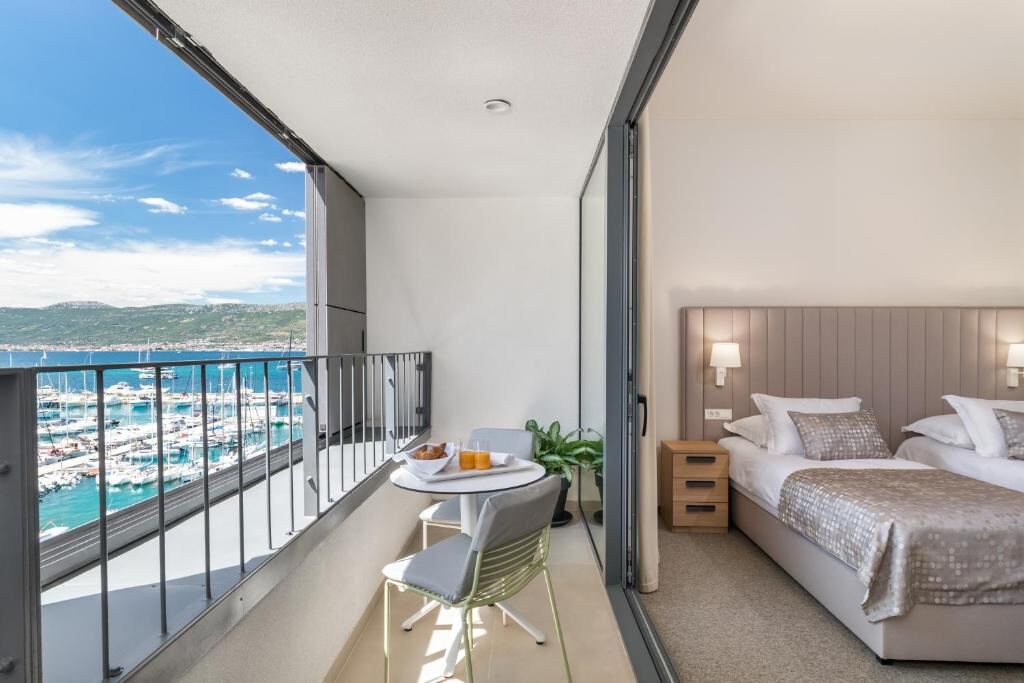 Akademis - Fit Split - room with balcony overlooking the marina in Split
